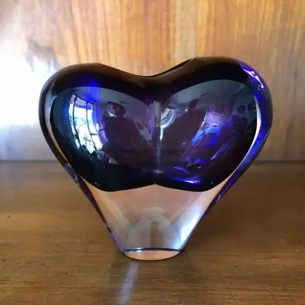 Foto de um(a) Antigo Vaso De Coração Feito À Mão Em Murano Italiano Art Deco, da categoria de Vasos. Antigo Vaso De Coração Feito À Mão Em Murano Italiano Art Deco. Impecável.Medidas 8x10cm. Mostrado de uma perspectiva diferente. Vendido no marketplace Trésors.