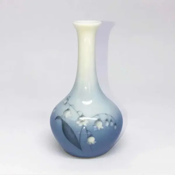 Foto de um(a) Antigo Lindo Vasinho Art Deco Porcelana Royal Copenhagen, da categoria de Vasos. Royal Copenhagen. Vasinho decorativo em porcelana dinamarquesa, com linda coloração e decoração de flores, da famosa e muito... Mostrado de uma perspectiva diferente. Vendido no marketplace Trésors.