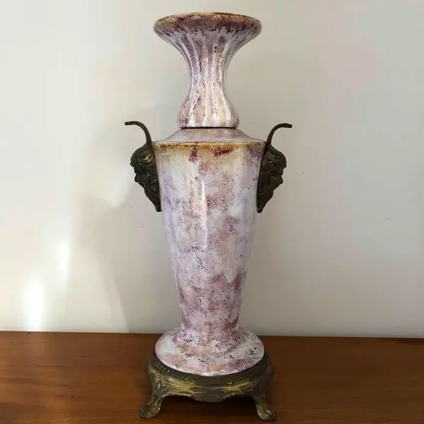 Foto de um(a) Antigo Grande Vaso Ânfora Cerâmica Francesa Com Bronze, da categoria de Vasos. Antigo e imponente vaso/ânfora em cerâmica francesa vitrificada, com aplicação de bronze na base e alças com caras de... Mostrado de uma perspectiva diferente. Vendido no marketplace Trésors.