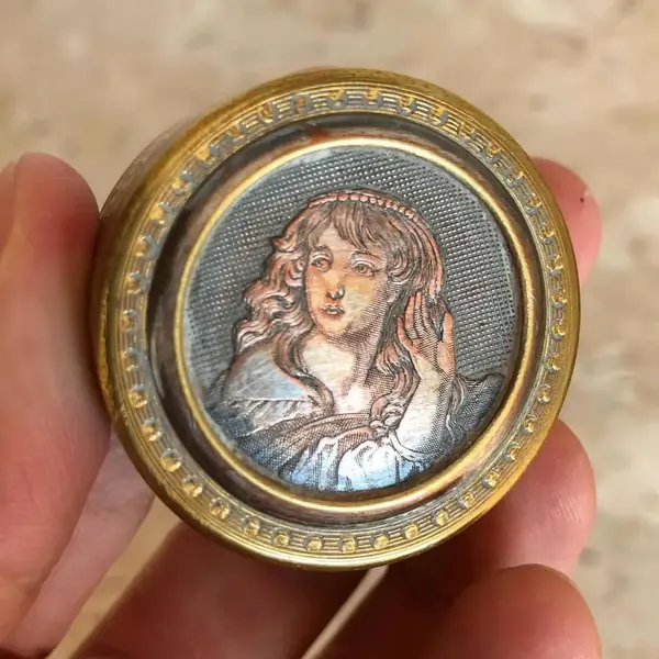 Foto de um(a) Antiga Pequena Caixinha Porta Anel Bronze Francês, da categoria de Porta-Jóias. Antiga pequena caixinha porta jóias ou comprimidos, em bronze feita à mão, peça de artista, com muita riqueza de detalhes.... Mostrado de uma perspectiva diferente. Vendido no marketplace Trésors.