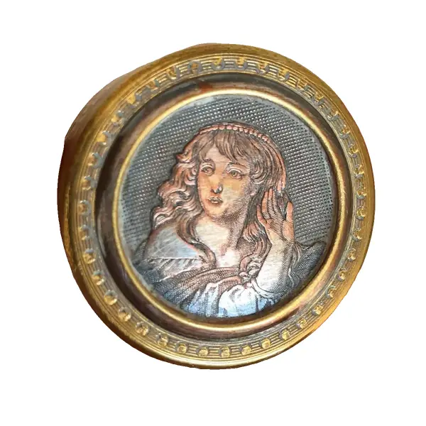 Foto de um(a) Antiga Pequena Caixinha Porta Anel Bronze Francês, da categoria de Porta-Jóias. Antiga pequena caixinha porta jóias ou comprimidos, em bronze feita à mão, peça de artista, com muita riqueza de detalhes.... Vendido no marketplace Trésors.