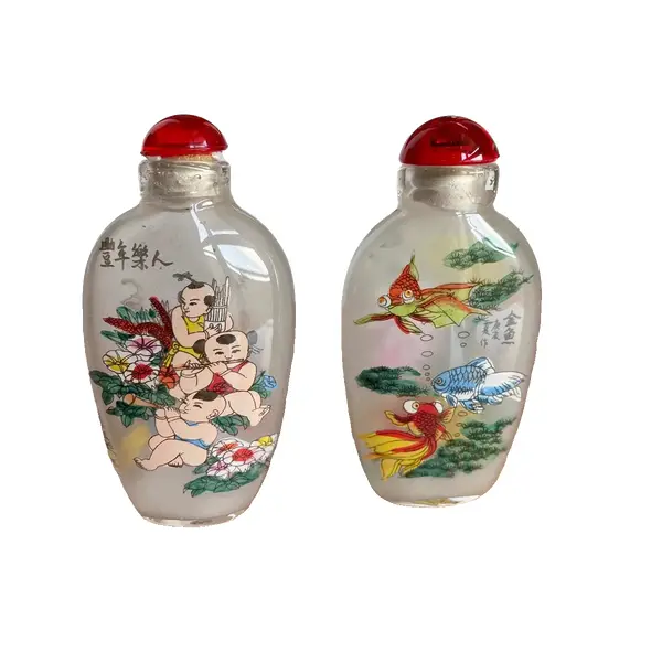 Foto de um(a) Antigo Par De Perfumeiros Orientais Snuff Bottle Pintados, da categoria de Perfumeiros. Snuff Bottle, antigos frascos/perfumeiros orientais delicadamente pintados à mão, cada lado da peça tem uma decoração... Vendido no marketplace Trésors.
