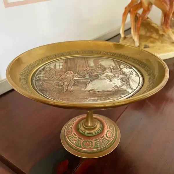 Foto de um(a) Antigo Raro Porta Cartões Bronze Francês Mozart Pompadour, da categoria de Outros objetos decorativos. Mozart chez Madame de Pompadour. Antigo porta cartões, fruteirinha em metal francês com bronze. Peça artística, feita à mão,... Mostrado de uma perspectiva diferente. Vendido no marketplace Trésors.