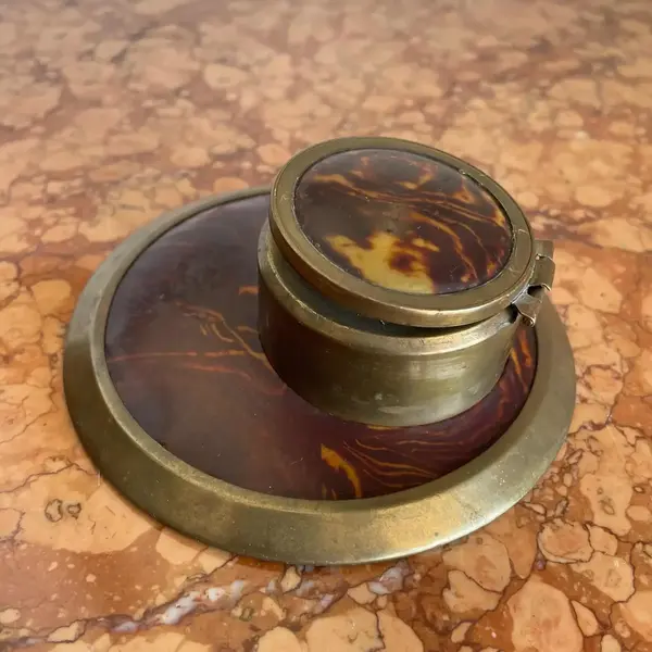 Foto de um(a) Antigo Raro Tinteiro Art Deco Em Bronze Francês, da categoria de Itens de Escritório. Antigo raro tinteiro Art Deco em bronze. Período Art deco. França. Meados do século XX.Diâmetro 13cm. Mostrado de uma perspectiva diferente. Vendido no marketplace Trésors.