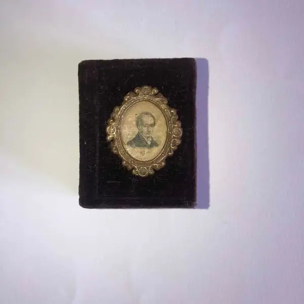 Foto de um(a) Arte Sacra Antiga Caixinha Porta Rosário Em Veludo Italiano, da categoria de Objetos religiosos e espirituais. Antiga caixinha porta rosário em veludo italiano com medalhão. Meados do século XX. Mede aprox 5cm. Mostrado de uma perspectiva diferente. Vendido no marketplace Trésors.