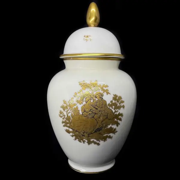 Foto de um(a) Antigo Raro Potiche Porcelana Alemã Bavaria Lindner Kueps, da categoria de Vasos. Lindner Kueps - Bavaria. Antigo e lindo potiche em porcelana artística alemã, decoração com flores e cenas galantes pintada... Mostrado de uma perspectiva diferente. Vendido no marketplace Trésors.