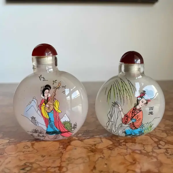 Foto de um(a) Antigo Raro Par De Perfumeiros Snuff Bottle Oriental, da categoria de Perfumeiros. Snuff Bottle, antigos frascos/perfumeiros orientais delicadamente pintados à mão, cada lado da peça tem uma decoração... Mostrado de uma perspectiva diferente. Vendido no marketplace Trésors.