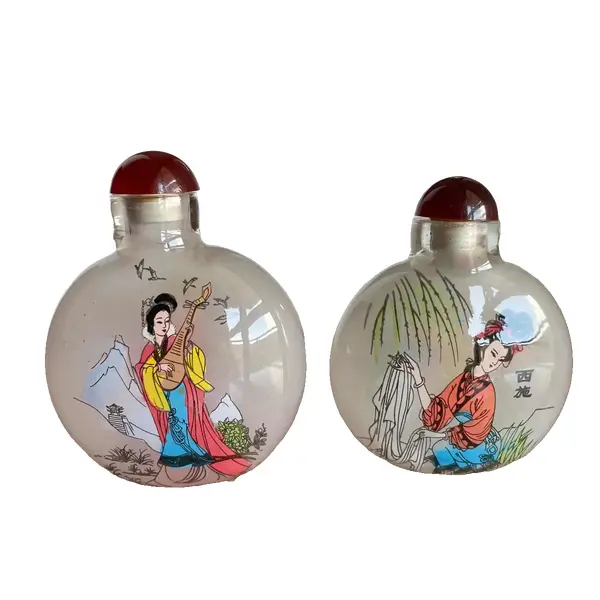 Foto de um(a) Antigo Raro Par De Perfumeiros Snuff Bottle Oriental, da categoria de Perfumeiros. Snuff Bottle, antigos frascos/perfumeiros orientais delicadamente pintados à mão, cada lado da peça tem uma decoração... Vendido no marketplace Trésors.
