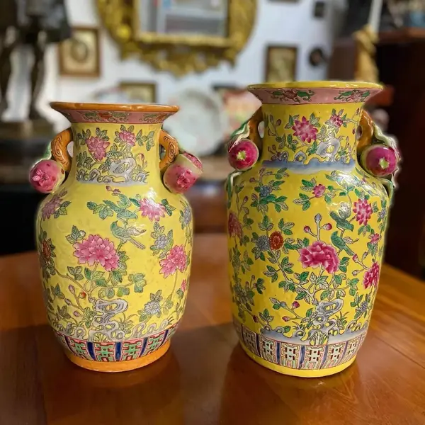 Foto de um(a) Antigo Raro Par Vaso Jarro Oriental Em Porcelana Japonesa, da categoria de Vasos. Antigo e especial par de vasos orientais em porcelana artística japonesa. Ricamente pintados à mão, decoração com flores e... Mostrado de uma perspectiva diferente. Vendido no marketplace Trésors.