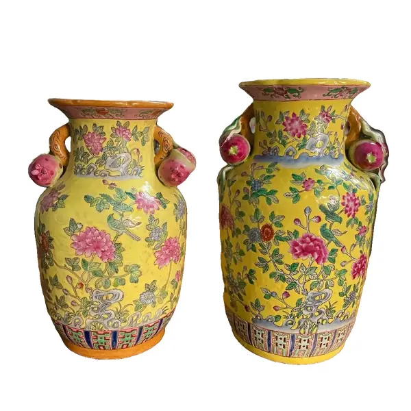 Foto de um(a) Antigo Raro Par Vaso Jarro Oriental Em Porcelana Japonesa, da categoria de Vasos. Antigo e especial par de vasos orientais em porcelana artística japonesa. Ricamente pintados à mão, decoração com flores e... Vendido no marketplace Trésors.
