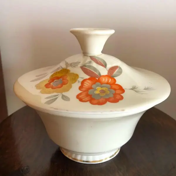 Foto de um(a) Antiga Caixa Porta Jóias Em Fina Porcelana Alemã Tiefenfurt, da categoria de Cestos e Caixas. Antiga caixa porta jóias em fina porcelana alemã com linda decoração floral, marca da manufatura na tampa e na base. Medidas... Mostrado de uma perspectiva diferente. Vendido no marketplace Trésors.