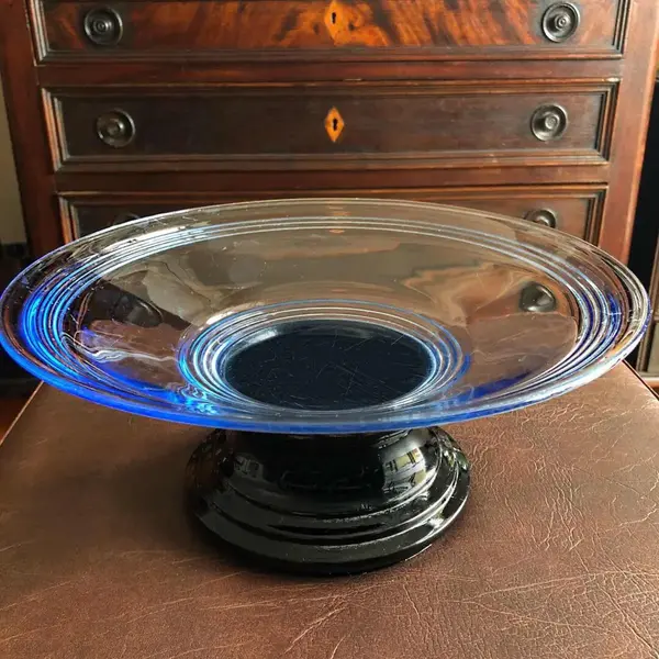 Foto de um(a) Antigo Centro De Mesa Fruteira Art Deco Em Cristal Tcheco, da categoria de Centro de mesa. Lindo e grande centro de mesa em cristal azul, base em grosso cristal czecho. Estilo Art Deco, década de 1950/60. Em... Mostrado de uma perspectiva diferente. Vendido no marketplace Trésors.