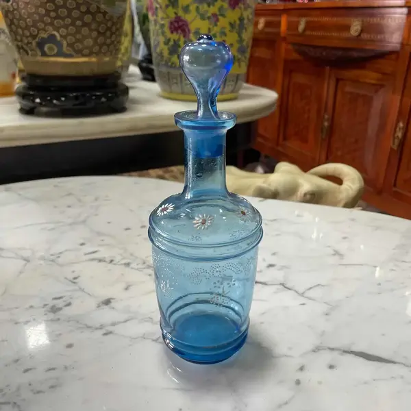 Foto de um(a) Antigo Perfumeiro Frasco Vidro Veneziano Azul Pintado À Mão, da categoria de Perfumeiros. Peça do século XX. Pintada à mão Altura 20cm. Mostrado de uma perspectiva diferente. Vendido no marketplace Trésors.