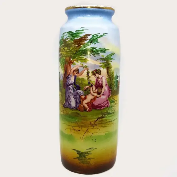 Foto de um(a) Antigo Raro Vaso Jarro Em Porcelana Austríaca Joseph Strnact, da categoria de Vasos. JS - Joseph Strnact. Antigo e lindo vasinho artístico em porcelana austríaca. Pintado à mão. Cada lado da peça tem uma cena... Mostrado de uma perspectiva diferente. Vendido no marketplace Trésors.