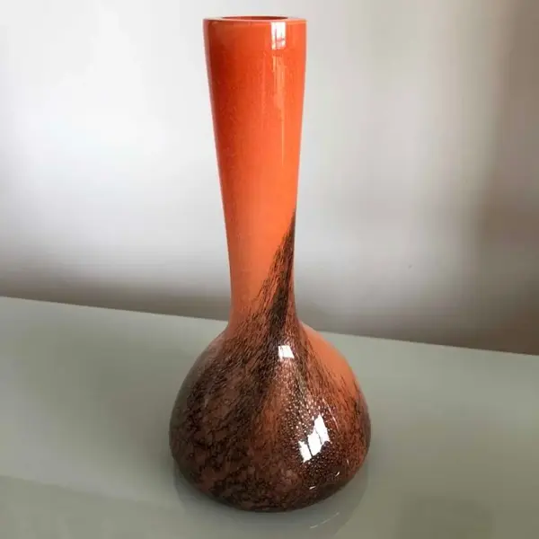 Foto de um(a) Antigo Jarro Vaso Alto Solitário Em Murano Italiano Laranja, da categoria de Vasos. Lindo vaso em Murano italiano feito à mão. Peça imponente. Período Art Deco. Cores vivas e brilhantes, muito decorativo. ... Mostrado de uma perspectiva diferente. Vendido no marketplace Trésors.