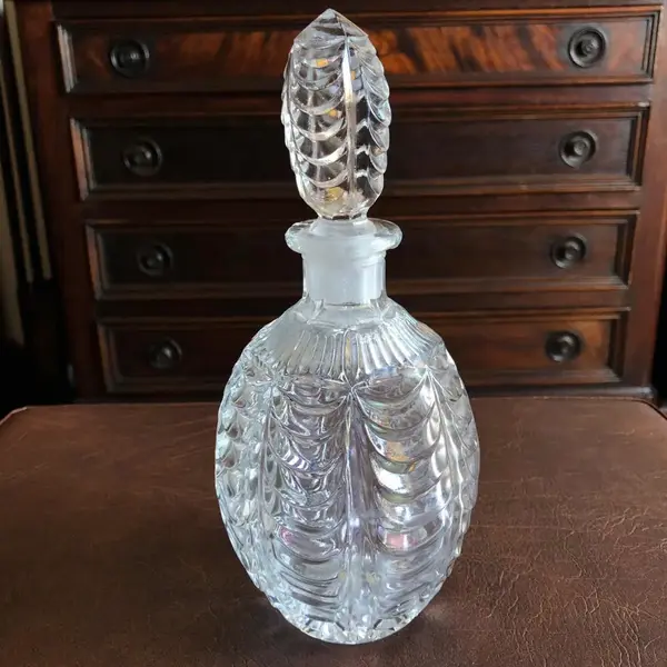 Foto de um(a) Antigo Perfumeiro De Coleção Em Vidro Francês, da categoria de Perfumeiros. Antigo perfumeiro de coleção em vidro francês, delicadamente prensado e moldado. Impecável. Altura 24cm. Mostrado de uma perspectiva diferente. Vendido no marketplace Trésors.