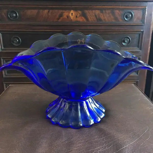 Foto de um(a) Antigo Centro De Mesa Francês Art Deco Vidro Azul, da categoria de Centro de mesa. Lindo e grande centro de mesa em fino vidro francês prensado e soprado. Década de 1950. Art Deco. Em perfeito estado. ... Mostrado de uma perspectiva diferente. Vendido no marketplace Trésors.