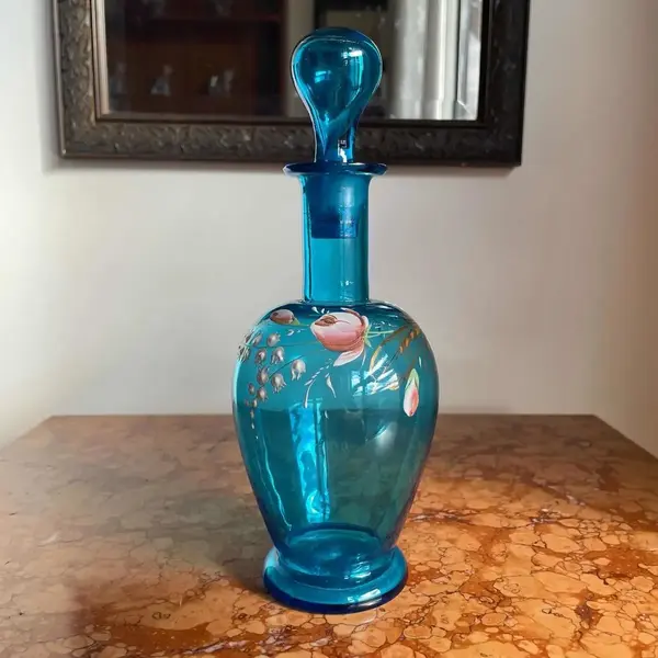 Foto de um(a) Antigo Perfumeiro Frasco Garrafa Vidro Murano Veneziano, da categoria de Garrafas. Antiga garrafinha em vidro artístico veneziano soufflé gomado, pintada à mão. Meados do século XX. Altura 21cm. Mostrado de uma perspectiva diferente. Vendido no marketplace Trésors.