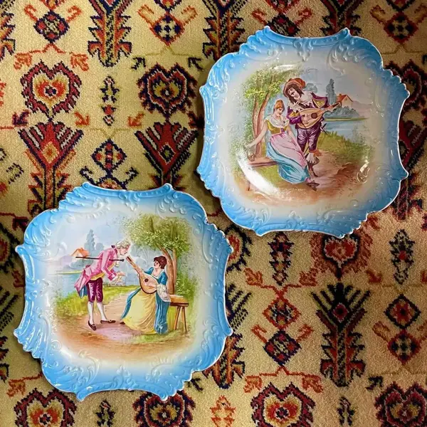 Foto de um(a) Antigo Par De Pratos Medalhões Porcelana Francesa Limoges, da categoria de Pratos Decorativos. B&R Limoges - France. Antigo e raro par de pratos medalhões em porcelana artística, ricamente pintados à mão. Da renomada... Mostrado de uma perspectiva diferente. Vendido no marketplace Trésors.