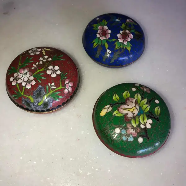 Foto de um(a) Antigas Caixinhas De Coleção Em Bronze Cloisonné, da categoria de Cestos e Caixas. Caixinhas em bronze com trabalho de esmalte feito a mão. Meados do século XX. Medem 5cm aproximadamente. Mostrado de uma perspectiva diferente. Vendido no marketplace Trésors.