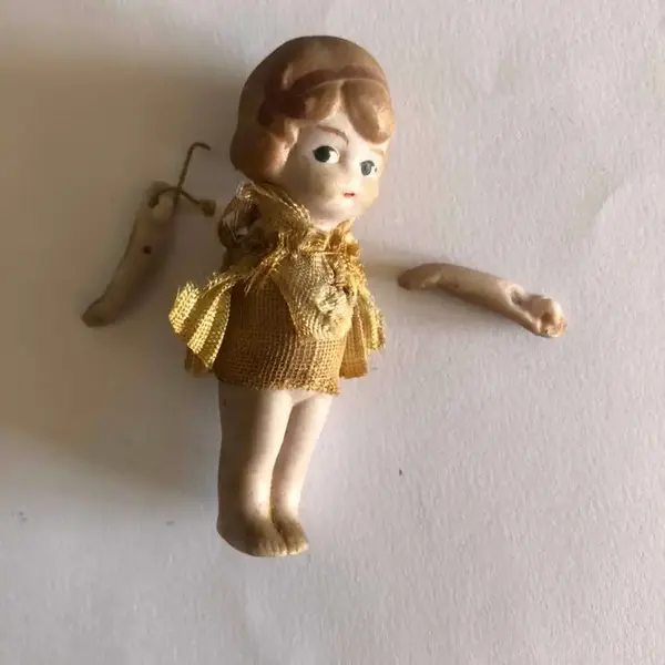 Foto de um(a) Antiga Pequena Boneca Com Braços Articulados Biscuit Alemão, da categoria de Bonecas. Rara bonequinha de Biscuit alemão, início do século XX.A peça está em perfeito estado. Apenas o fio que segura os braços... Mostrado de uma perspectiva diferente. Vendido no marketplace Trésors.