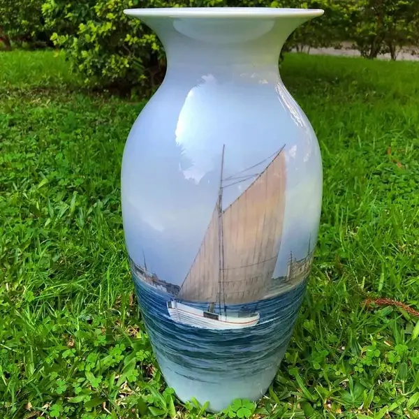 Foto de um(a) Antigo Grande Jarro Vaso Art Deco Porcelana Royal Copenhagen, da categoria de Vasos. Royal Copenhagen. Antigo e grande vaso em porcelana artística Dinamarquesa, da famosa manufatura Royal Copenhagen.... Mostrado de uma perspectiva diferente. Vendido no marketplace Trésors.