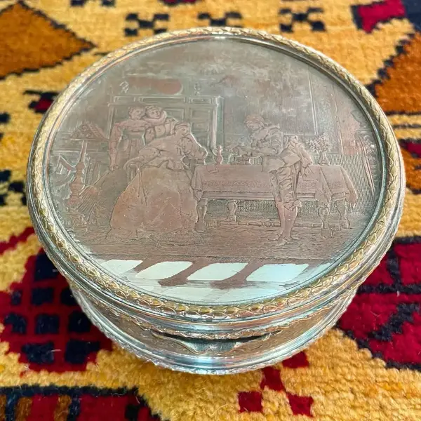 Foto de um(a) Antiga Rara Caixa Pozeira Porta Jóias Em Prata Francesa, da categoria de Cestos e Caixas. Antiga e fina caixa/porta jóias artístico em metal francês espessurado a prata. Detalhes em bronze doré com belíssimo... Mostrado de uma perspectiva diferente. Vendido no marketplace Trésors.