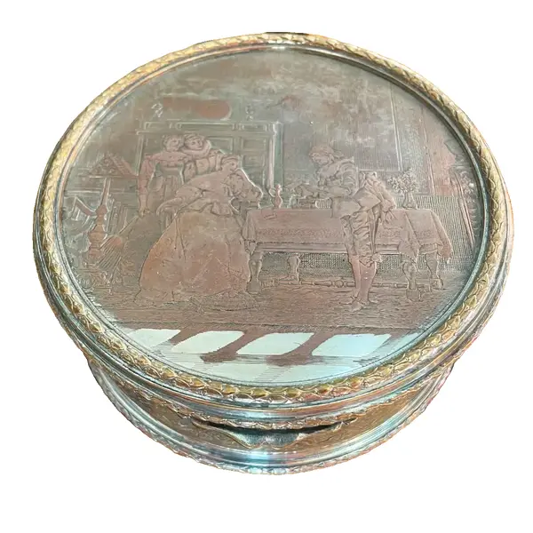 Foto de um(a) Antiga Rara Caixa Pozeira Porta Jóias Em Prata Francesa, da categoria de Cestos e Caixas. Antiga e fina caixa/porta jóias artístico em metal francês espessurado a prata. Detalhes em bronze doré com belíssimo... Vendido no marketplace Trésors.