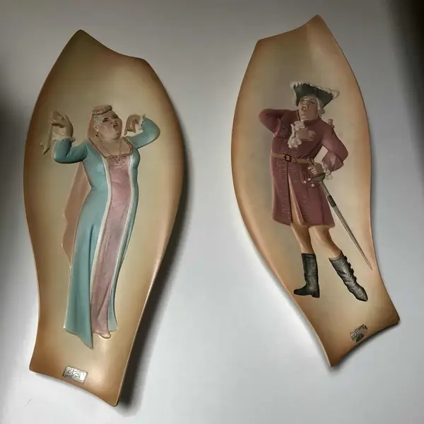 Foto de um(a) Antigo Par De Placas Biscuit Faiança V.I.B.I. Torino Itália, da categoria de Objetos de parede esculturais. Par de grandes e decorativas placas Art Deco em faiança/biscuit feitas à mão, da famosa manufatura V.I.B.I. Torino, Italy.... Mostrado de uma perspectiva diferente. Vendido no marketplace Trésors.