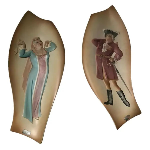 Foto de um(a) Antigo Par De Placas Biscuit Faiança V.I.B.I. Torino Itália, da categoria de Objetos de parede esculturais. Par de grandes e decorativas placas Art Deco em faiança/biscuit feitas à mão, da famosa manufatura V.I.B.I. Torino, Italy.... Vendido no marketplace Trésors.