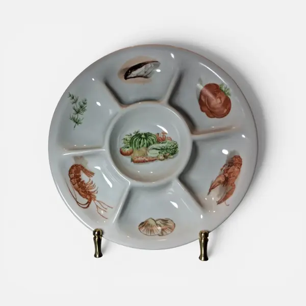 Foto de um(a) Porcelana para petiscos Rio Branco, da categoria de Outros utensílios para servir. Linda peça da tradicional marca de porcelanas RIo Branco. Peça para uso à mesa com belos desenhos característicos dos anos... Mostrado de uma perspectiva diferente. Vendido no marketplace Trésors.