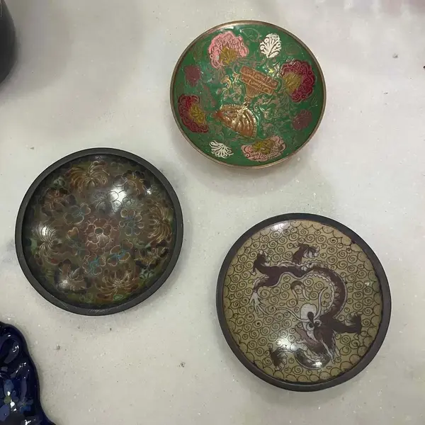 Foto de um(a) Antigos Pratos Decorativos Bowl Bronze Cloisonné - 3und, da categoria de Pratos Decorativos. Coleção com 3 pratinhos em bronze esmaltados à mão. Medem 9,5 cm / cada. Mostrado de uma perspectiva diferente. Vendido no marketplace Trésors.