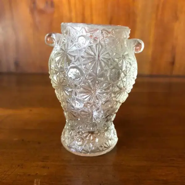 Foto de um(a) Antigo E Pequeno Vaso De Coleção Vidro Francês Art Deco, da categoria de Vasos. Antigo e pequenino vasinho de coleção em vidro Francês Art Deco. Década de 1950. Altura 6cm. Mostrado de uma perspectiva diferente. Vendido no marketplace Trésors.