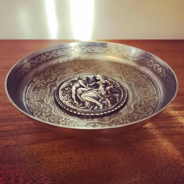 Foto de um(a) Antigo Porta Cartões Bowl Fruteirinha Em Metal Francês, da categoria de Pratos Decorativos. Antigo porta cartões, fruteirinha, em metal francês prateado, com lindo trabalho feito à mão no metal e medalhão central... Mostrado de uma perspectiva diferente. Vendido no marketplace Trésors.
