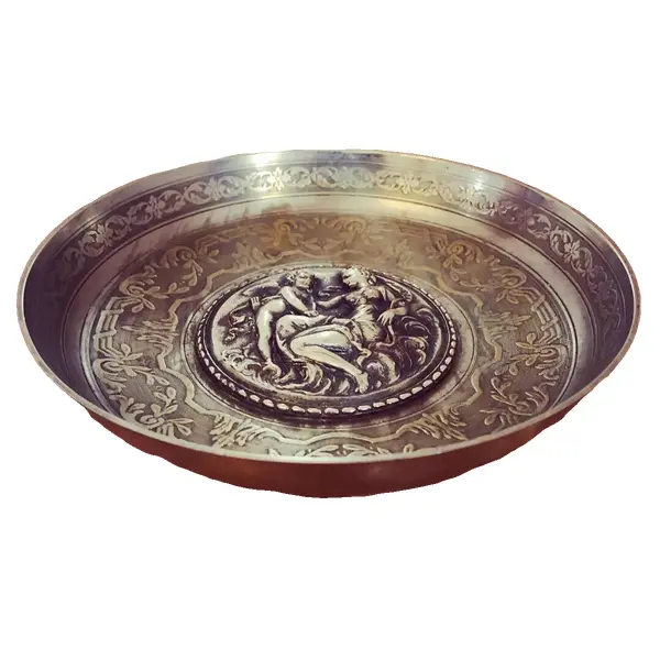 Foto de um(a) Antigo Porta Cartões Bowl Fruteirinha Em Metal Francês, da categoria de Pratos Decorativos. Antigo porta cartões, fruteirinha, em metal francês prateado, com lindo trabalho feito à mão no metal e medalhão central... Vendido no marketplace Trésors.