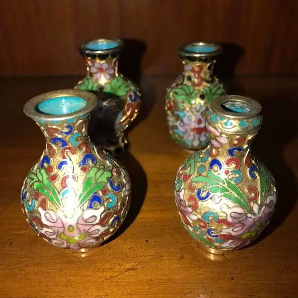 Foto de um(a) Antiga Coleção Com 4 Vasinhos Miniatura Em Bronze Cloisonné, da categoria de Vasos. Antiga coleção com 4 lindos vasinhos diferentes, em bronze Cloisonné. Perfeitinhos Altura 5cm cada. Mostrado de uma perspectiva diferente. Vendido no marketplace Trésors.