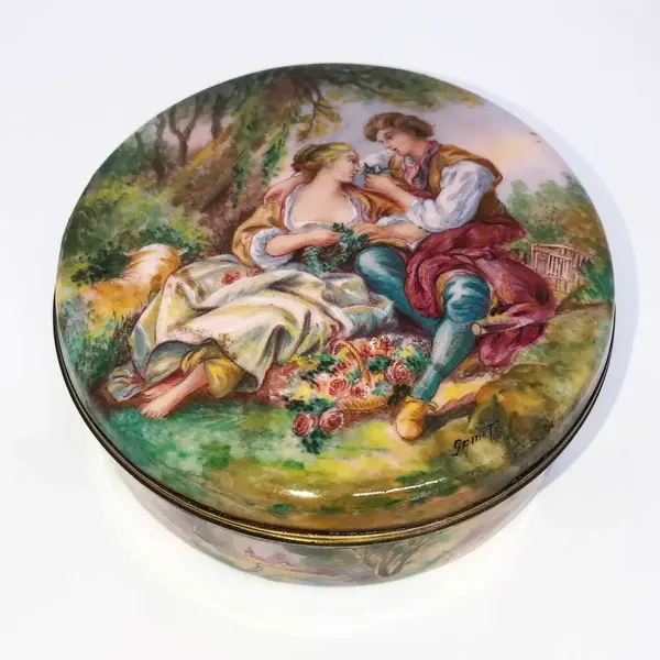 Foto de um(a) Antiga Rara Caixa Porta Jóias Bronze Francês Limoges Gamet, da categoria de Porta-Jóias. Gamet - Limoges. Antiga e centenária caixa porta jóias em bronze esmaltado à mão, com linda e farta decoração com cena rural... Mostrado de uma perspectiva diferente. Vendido no marketplace Trésors.