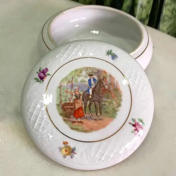 Foto de um(a) Antiga Pozeira Caixa Porta Jóias Porcelana Alemã Bavaria, da categoria de Cestos e Caixas. Bavaria - Schumann Arzberg. Antiga e linda pozeira, caixa porta jóias em porcelana artística alemã, decoração floral, com... Mostrado de uma perspectiva diferente. Vendido no marketplace Trésors.