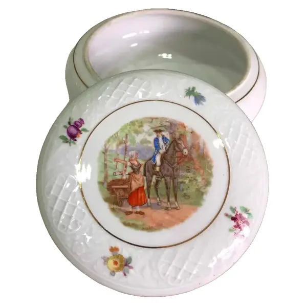 Foto de um(a) Antiga Pozeira Caixa Porta Jóias Porcelana Alemã Bavaria, da categoria de Cestos e Caixas. Bavaria - Schumann Arzberg. Antiga e linda pozeira, caixa porta jóias em porcelana artística alemã, decoração floral, com... Vendido no marketplace Trésors.
