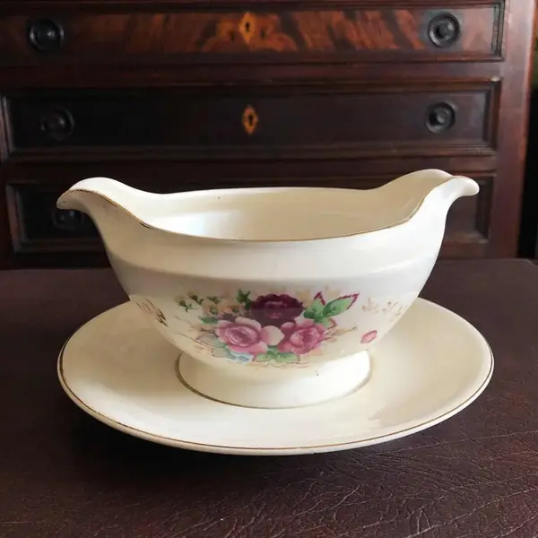 Foto de um(a) Antiga Molheira Art Deco Porcelana Japonesa Japão Ocupado, da categoria de Outros utensílios. Molheira em porcelana Japão ocupado, ricamente decorada com flores e acabamento com filetes de ouro. Impecável. Medidas... Mostrado de uma perspectiva diferente. Vendido no marketplace Trésors.