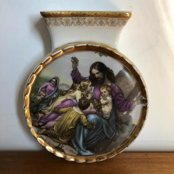 Foto de um(a) Arte Sacra Antigo Vaso De Parede Jesus Em Porcelana Saler, da categoria de Vasos. Antigo e decorativo vaso de parede em porcelana Saler, com linda decoração de Jesus Cristo abençoando as crianças e filetes... Mostrado de uma perspectiva diferente. Vendido no marketplace Trésors.