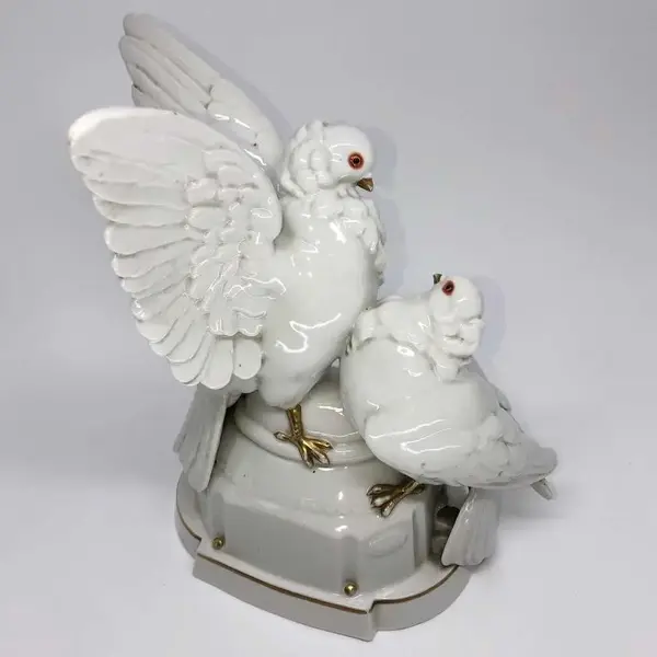 Foto de um(a) Antiga Grande Escultura Art Deco De Pombas Porcelana Alemã, da categoria de Escultura. Kathzhütte Thuringia by Hertwig & Co. Antigo e importante bloco escultórico em porcelana artística alemã, com filetes de... Mostrado de uma perspectiva diferente. Vendido no marketplace Trésors.