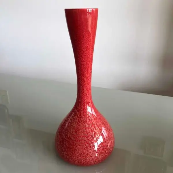 Foto de um(a) Antigo Grande Jarro Vaso Art Deco Murano Italiano Vermelho, da categoria de Vasos. Lindo vaso em Murano italiano feito à mão. Peça imponente.Período Art Deco. Cores vivas e brilhantes, muito decorativo. ... Mostrado de uma perspectiva diferente. Vendido no marketplace Trésors.