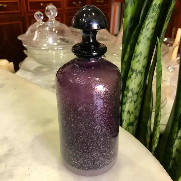 Foto de um(a) Antiga Garrafa Perfumeiro Cristal Murano Italiano Art Deco, da categoria de Perfumeiros. Grande perfumeiro, feito à mão. Em perfeito estado. Altura 21cm. Mostrado de uma perspectiva diferente. Vendido no marketplace Trésors.