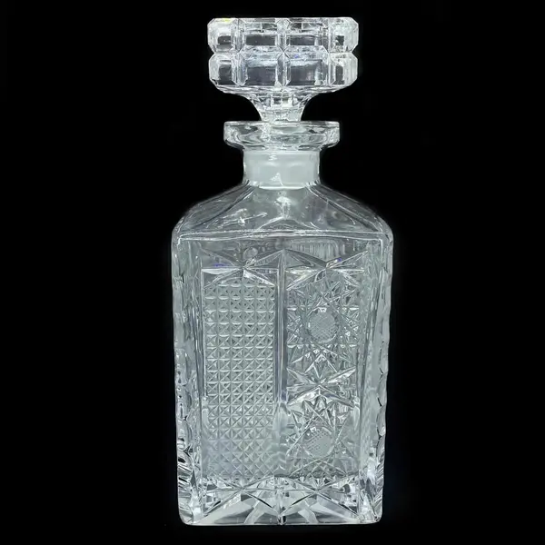 Foto de um(a) Antiga Garrafa Para Bebidas Whisky Cristal Tcheco Art Deco, da categoria de Garrafas. Antiga e majestosa garrafa em cristal Tcheco de excelente qualidade, lindo brilho natural, toda lapidada à mão. Meados do... Mostrado de uma perspectiva diferente. Vendido no marketplace Trésors.
