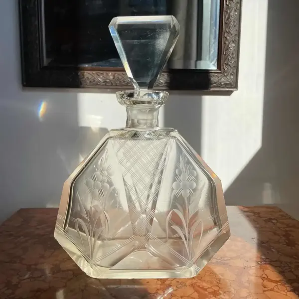 Foto de um(a) Antiga Garrafa Licoreira Art Deco Cristal Tcheco Karl Palda, da categoria de Garrafas. Karl Palda. Antiga e especial garrafa em cristal tcheco facetado, toda lapidada à mão. Delicada lapidação com flores.... Mostrado de uma perspectiva diferente. Vendido no marketplace Trésors.