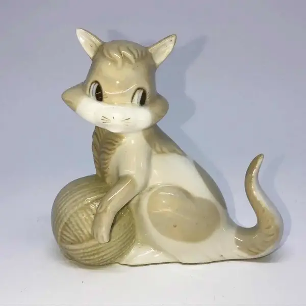 Foto de um(a) Antiga Escultura Bibelô Gato Porcelana Espanhola Miquel Requena, da categoria de Escultura. Miquel Requena. Antiga e delicada escultura, bibelô de gatinho brincando com lã, feita à mão, em porcelana artística... Mostrado de uma perspectiva diferente. Vendido no marketplace Trésors.