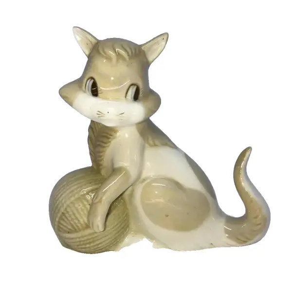 Foto de um(a) Antiga Escultura Bibelô Gato Porcelana Espanhola Miquel Requena, da categoria de Escultura. Miquel Requena. Antiga e delicada escultura, bibelô de gatinho brincando com lã, feita à mão, em porcelana artística... Vendido no marketplace Trésors.
