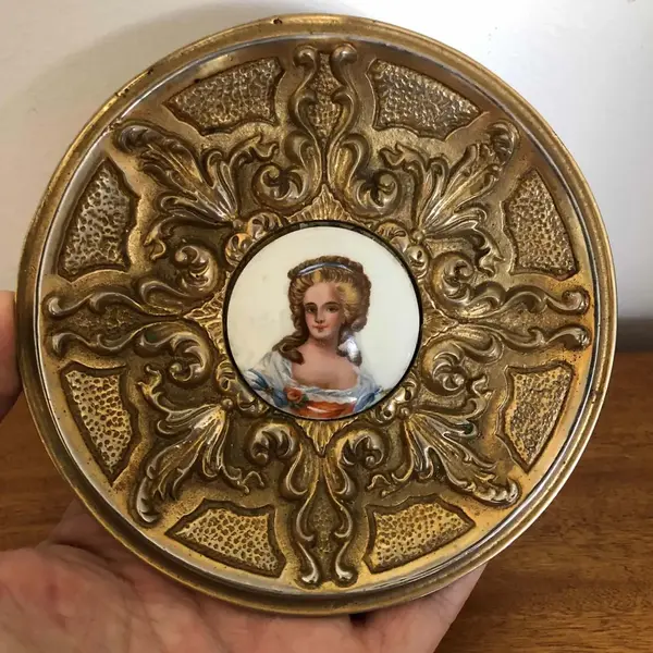 Foto de um(a) Antigo Pratinho Decorativo Bowl Bronze E Porcelana Francesa, da categoria de Pratos Decorativos. Antigo pratinho decorativo em bronze doré com medalhão de porcelana francesa, com rosto de dama pintado à mão. Meados do... Mostrado de uma perspectiva diferente. Vendido no marketplace Trésors.