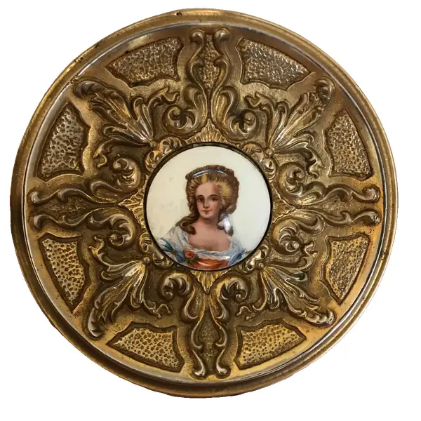 Foto de um(a) Antigo Pratinho Decorativo Bowl Bronze E Porcelana Francesa, da categoria de Pratos Decorativos. Antigo pratinho decorativo em bronze doré com medalhão de porcelana francesa, com rosto de dama pintado à mão. Meados do... Vendido no marketplace Trésors.